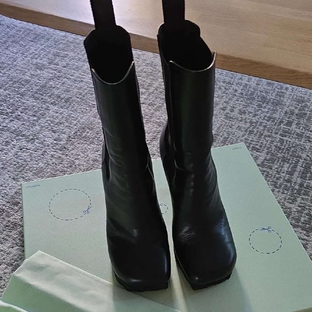 Off-White Black Heeled Boots with Modern Silhouette - Picture 5 of 8